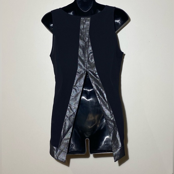 Sleeveless blouse - Picture 2 of 3